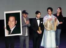 [Photo&] Ahn Sung-ki’s Son Wears His Father’s Tuxedo and Accepts in His Place — Jeonju International Film Festival Opening Ceremony现场