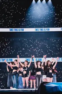 TWICE、K-POP初の日本・東京国立競技場へ…24万人が熱狂