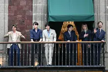 『BTS』、メキシコ大統領官邸のバルコニーに立った”… 紫に染まったメキシコの心臓部