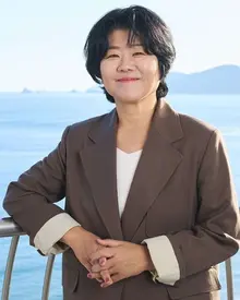 Lee Jung-eun Becomes a Late-Blooming College Student…Stars in KBS Weekend Drama 