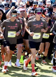 [Photo&] Park Bo-gum and Sean Heat Up Gangneung on the Weekend, Completing the 10km North Face Trail Running Course: “Park Bo-gum’s Smile”