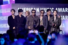 [Ảnh &] BTS giành cú ăn ba tại AMA, gồm giải lớn… “Nhờ ARMY” tại lễ trao giải