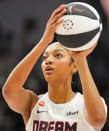 La Dream d’Atlanta, outsider au titre, assomme les Raptors de Toronto (102-77)… bagarre imminente sur le parquet : incident entre Angel Reese et Isabelle Harrison
