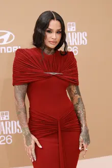 「最優秀女性R＆B」受賞者ケhlラニ、2026 BETアワーズのレッドカーペットで魅惑的なボルドーのドレスを飾り