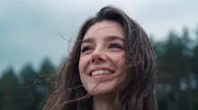 「AI 演員」擔綱主角…引爆爭議的 AI Tilly Norwood，電影《Misaligned》迎來全球首部長片出道