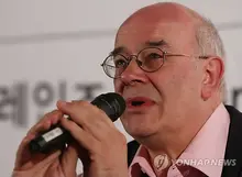 « Découverte de Bong Joon-ho » : décès du critique britannique Tony Rayns, « bienfaiteur du cinéma coréen »