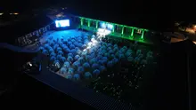 Sous des étoiles, on déplie sa moustiquaire pour assister à un spectacle musical... L’attention se porte sur un concert original à l’abbaye Hwaeomsa : « VIe concert de musique de films sous moustiquaire »