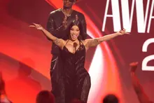 Cardi B vướng tin hẹn hò với “thủ môn đẹp trai” Maduka Okoye của Nigeria… ngồi cạnh trong thời trang tuần?