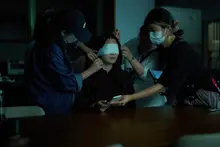 ¡Shin Min-a, Kim Nam-hee y Lee Seung-ryong se afanan a por ‘Ojos’ para su gran acción de 1,3 millones de espectadores! ¡Se revelan fotos tras las cámaras!