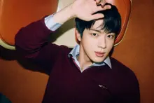 BTS Jin 'hôn bất ngờ' người Nhật nộp giấy tờ nhưng không đến tòa