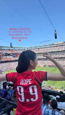 鄭浩妍現身2026北美洲世界盃決賽……把「HOPE」藏進球衣展現全球感度