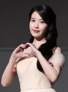 “Xin lỗi vì đã làm hỏng nửa cuối năm” IU hủy concert tháng 9 do bệnh tật tai biến chứng nặng thêm