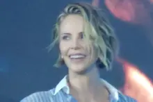 Charlize Theron: “Hàn Quốc, vừa đến đã cảm thấy năng lượng khác hẳn”