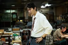 Lee Min-ho, un reportero novato dispuesto a todo en 《The Assassin(s)》: publicadas las imágenes de su personaje