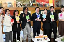 “Lo rồi chỉ còn cây cổ thụ”, Tổng thống Lee Jae-myung gặp Lee Chang-dong, Jeon Do-yeon tại Pháp, cam kết khôi phục “chiếc thang” K-content