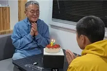 “Cảm ơn con vì đã cho bố hạnh phúc hơn 20 năm” – nhà văn Jeon Kyung-chul, người cha của Peter Pan trong “You Quiz”, qua đời