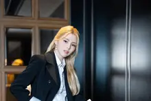 Han So-hee xúc động trước sự quan tâm của Choi Min-sik: 'Anh ấy còn đề nghị dựng hẳn trường quay riêng cho tôi'