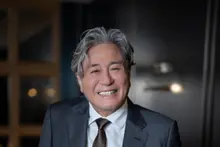 Choi Min Sik: Tôi cố làm ‘nước’ để hòa vào các hậu bối trẻ