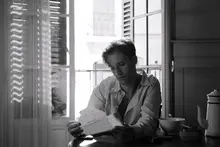 «El extranjero», de François Ozon: un giro 80 años después de la novela de Camus… ¿sin su primera frase?