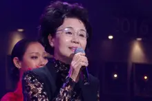 “Girl Who Doesn’t Know Songs”: Sim Soo-bong Takes Aim at 17-Year-Old Kim Da-hyun, Then Apologizes After Website Crash