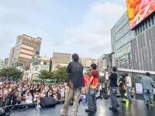 現代百貨「新村 K-pop Show」掀起千人熱潮…每週五登台