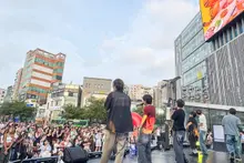 현대백화점 '신촌 K팝쇼', 1천명 열광…매주 금요일 무대 연다
