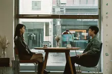 ‘낮과 밤은 서로에게’ 1차 보도 스틸 공개! 커피향 가득, 독보적 무드의 에스테틱!
