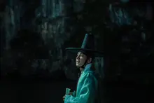 « Scandal » dévoile ses images de production : la mise en scène flamboyante du Bukchon de Joseon, des costumes envoûtants et un design des espaces soigné !