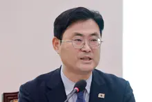 영진위 영화제 예산, 尹정부서 53% 증발…대책 묻자 돌아온 뜻밖의 대답, 