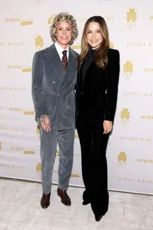 索菲亞・布希與艾許琳・哈里斯於2025年夏天低調舉辦小型婚禮祕密結婚……「我很高興妳成為我的妻子」