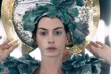 « Mother Mary » : Anne Hathaway se transforme en icône pop dans des images et une bande-annonce qui révèlent une présence magnétique