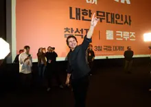 トム・クルーズ、韓国の劇場にサプライズ登場　「ディガー」公開初日に舞台あいさつ