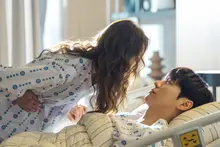 ‘Hãy sạc pin cho anh’ Kim Young-kwang X Chae Soo-bin công bố loạt ảnh tĩnh lãng mạn ngọt ngào, rung động!