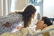 « Recharge-moi » : Kim Young-kwang et Chae Soo-bin dévoilent des images d’une romance à la fois douce et électrisante