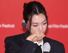 [Hiện trường Liên hoan phim quốc tế Busan (BIFF)] “Dora” khiến Kim Do-yeon bật khóc giữa họp báo vì cảm giác “đầu óc choáng váng”… dự án Jung Ju-ri ấp ủ 20 năm