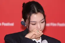 [Au Festival international du film de Busan] « À en avoir la tête qui tourne » : « Dora » fait fondre Kim Do-yeon en larmes pendant la conférence de presse… le projet mûri pendant vingt ans par Jung Ju-ri