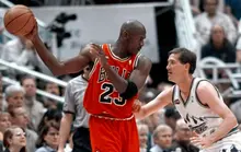 La camiseta que Michael Jordan vistió en «The Last Dance», la más cara de la historia del baloncesto: 18.700 millones de wones
