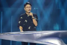 [Photos &] Lee Soo-man fait son retour dans la K-pop après trois ans et mise sur les débuts simultanés de groupes de 15 et 9 membres