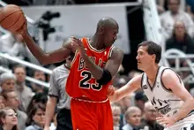 Le maillot porté par Michael Jordan lors de son « Last Dance » vendu 18,7 milliards de wons, un record pour le basket