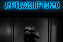 « JYP FLAGSHIP TOKYO » s’installe à Daikanyama et séduit les fans de K-pop toute l’année