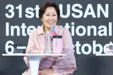 [Fotos&] Kim Hye-ja regresa tras nueve años con «Siempre radiante»: una decisión escondida en una carta… «Espero que no la vean solo como una historia dolorosa»
