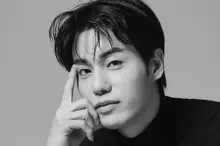 Entrevista ① | Na Hyeon-u, actor de 〈Dear Evan Hansen〉 y 〈Daedosiui Sarangbeop〉: «Mi madre me convirtió en actor»