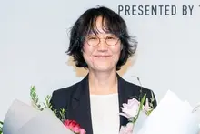 La directora de 'Dora', Jung Juri, recibe el grado de caballero de la Orden francesa de las Artes y las Letras