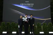 200 Gather for Shin Young-kyun’s 99th-Birthday Celebration; Late Ahn Sung-ki’s Son Shares Moving Tribute