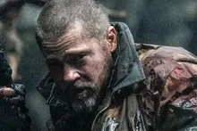 Brad Pitt, al límite en una supervivencia 100 % real en plena naturaleza… Publican un reportaje de «El corazón de la bestia», el thriller de supervivencia ambientado en Alaska