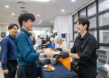 Ryu Soo-young Chops 1 Ton of Ingredients for 1,100 Seoul Police Officers, Personally Preparing a Special Meal