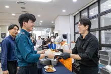 Ryu Soo-young corta personalmente una tonelada de ingredientes… prepara un menú especial para 1.100 personas de la Policía Metropolitana de Seúl