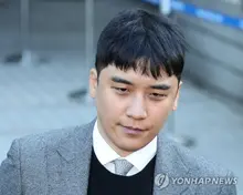 Seungri vướng tranh cãi chai soju tại nhà hàng hồi tháng 8… từ chối hòa giải, chọn đối mặt điều tra; bị kiện với 3 cáo buộc, trong đó có hành hung bằng hung khí nguy hiểm