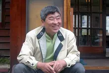 Décès du parolier Jang Kyung-soo, auteur de « Blessure » de Cho Yong-pil, « Je l’ai appris par ouï-dire » de Jang Ki-ha et « Petite Poupée » de Choi Jin-hee : il laisse 1 300 chansons derrière lui, à 73 ans