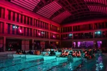 수영장에서 보트 타고 영화를? 몰입감 높이는 이색 상영회들